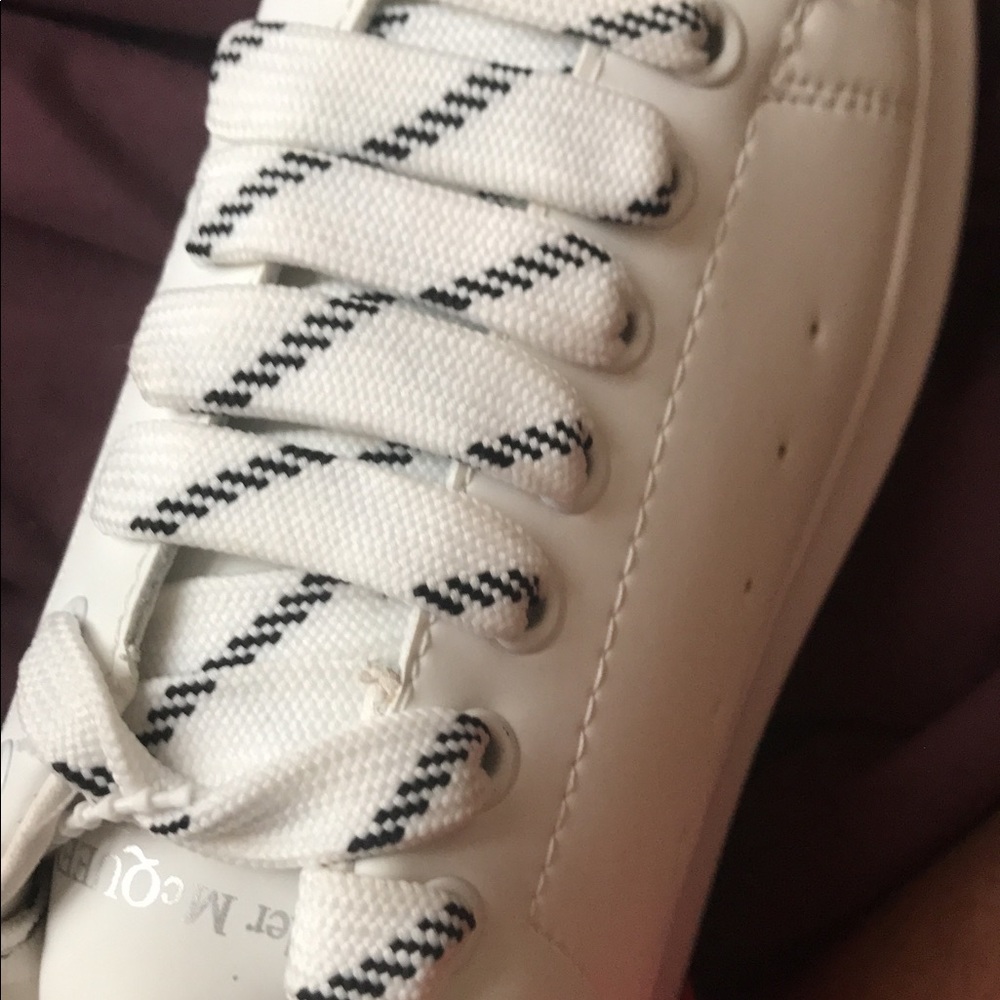 Color ? White and black , I can’t fit them and Sadly I can’t find the box